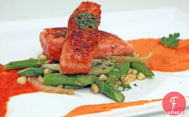 Salmón al Pimentón con Puré de Zanahoria y Jengibre y Coulis de Pimiento Rojo