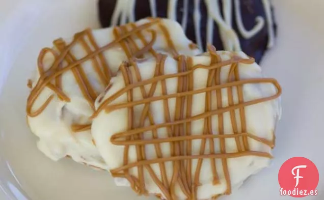 Pretzels Cubiertos De Chocolate Blanco Rellenos De Bizcocho