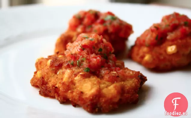 Buñuelos De Maíz Jalapeño Con Condimento De Piña Y Pimiento Dulce