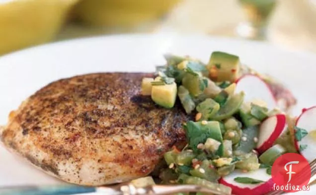 Pollo a la Brasa con Salsa de Tomate y Aguacate