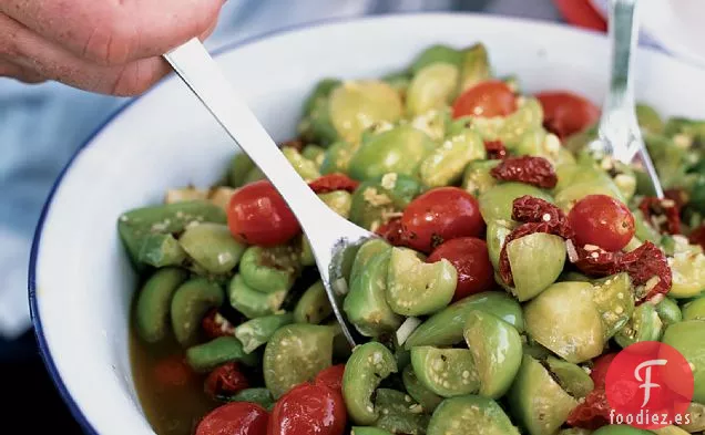 Ensalada de Tomatillo Picante con Tomates Secados al Sol