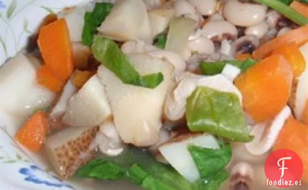Sopa cargada de Guisantes de ojos Negros, Espinacas y Verduras