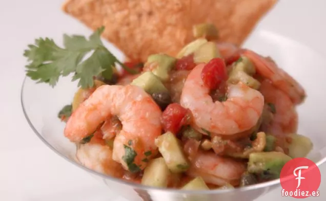 Cóctel festivo de Camarones Con Salsa De Aguacate y tomate
