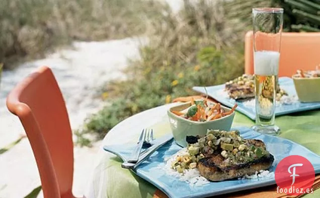 Chuletas de Cerdo a la Parrilla con Salsa de Tomate, Maíz y Aguacate
