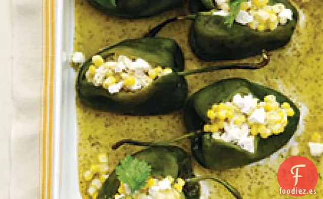 Chiles poblanos rellenos de maíz