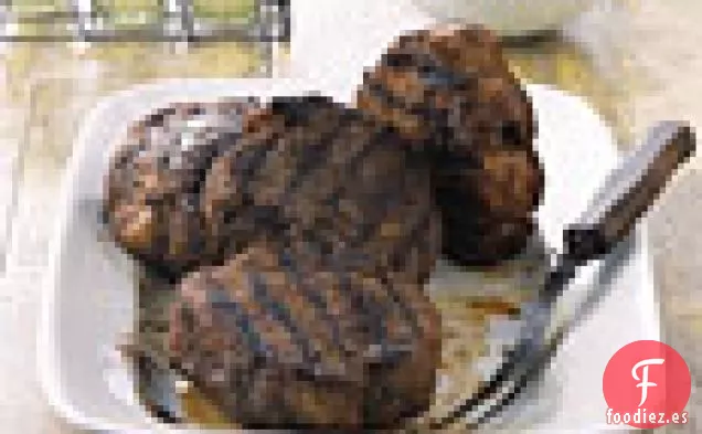 Chuletas de Cerdo Monstruo a la Parrilla con Tomate y Salsa de Manzana Verde