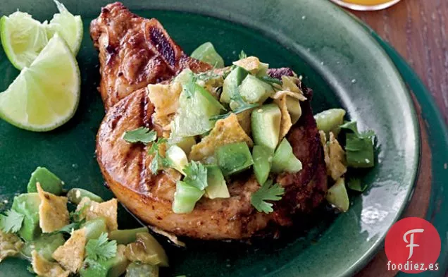 Chuletas de Cerdo a la Parrilla con Salsa de Tortilla y Tomatillo