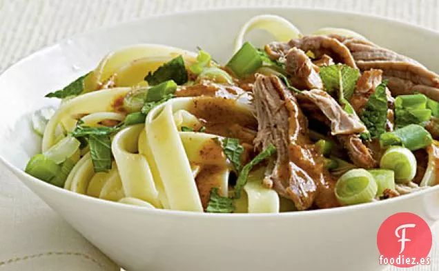 Fideos con Carne de Cerdo Asada y Salsa de Almendras