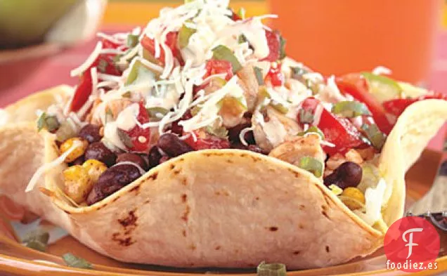Ensalada de Tacos de Pollo y Frijoles Negros con Aderezo de Chipotle
