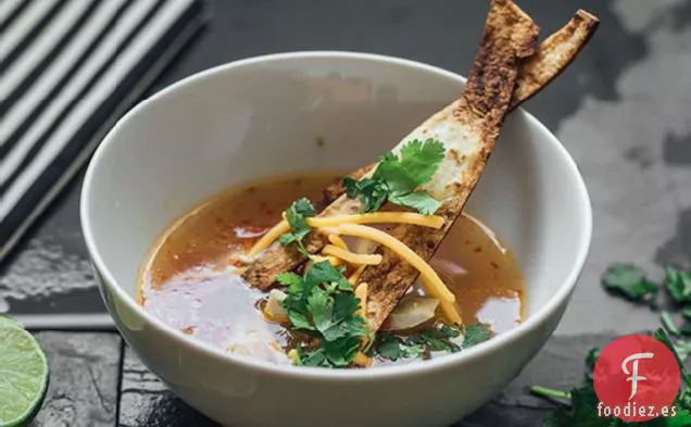 Sopa de Tortilla de Pollo y Lima