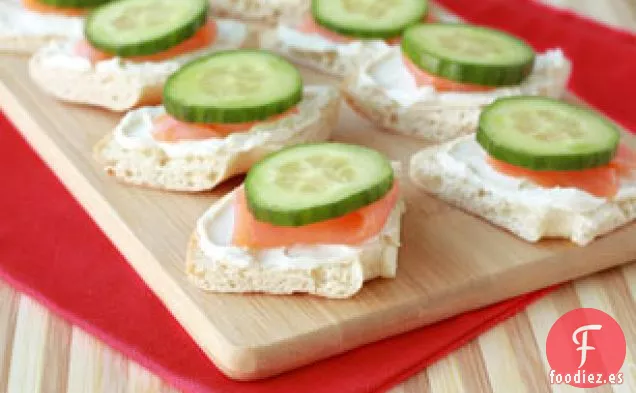 Bocados de Bagel de Pepino y Salmón para NIÑA HAMBRIENTA