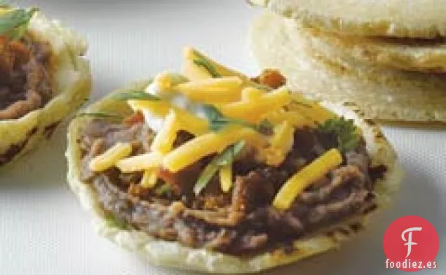 Sopecitos de Chorizo y Frijoles Negros