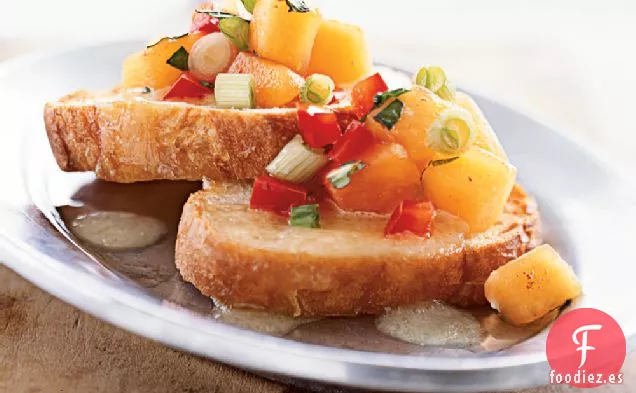 Bruschetta con Salsa de Melocotón y Brie Derretido