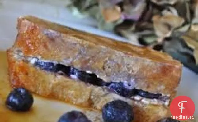 Sandwich de Tostadas Francesas con Crema Y Arándanos Fáciles con Jarabe de Arce Naranja