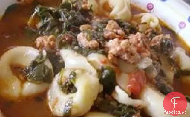 Sopa de Tortellini con Ajo Con Salchicha, Tomates y Espinacas