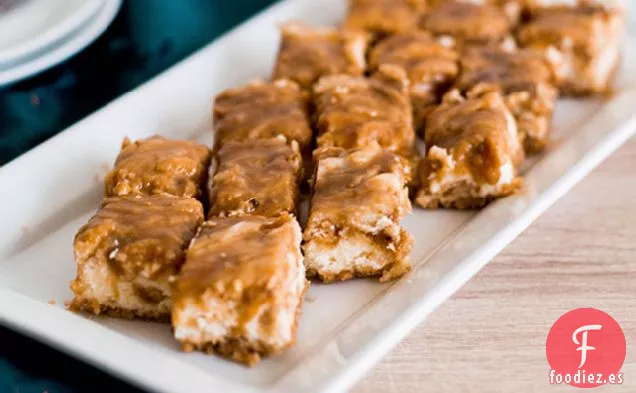 Barras de Pastel de Queso con Caramelo Dorado