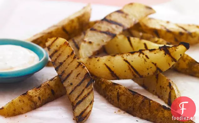 Patatas Fritas a La Parrilla con Salsa Picante de Queso Azul