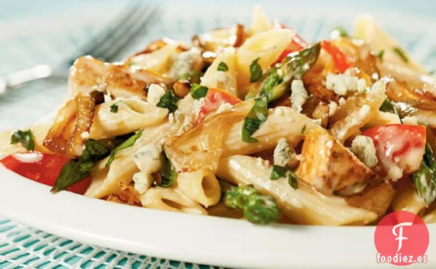 Penne con Pollo a la Parrilla, Gorgonzola, Espárragos y Cebollas Caramelizadas