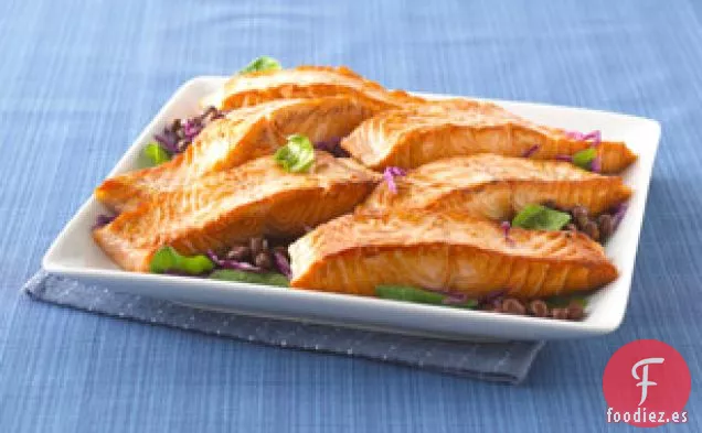 Salmón Cocido en Sartén con Mezcla de Verduras Calientes