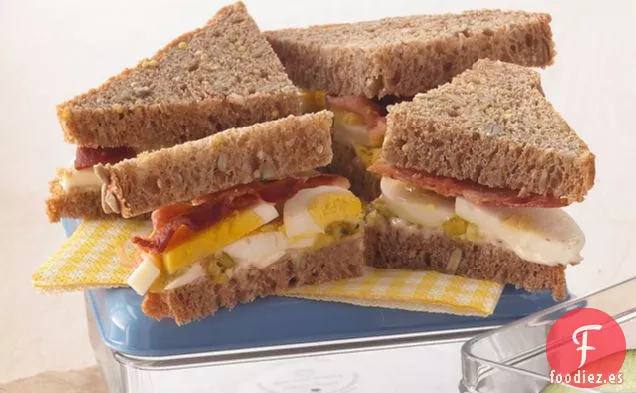 Sándwich de Ensalada de Huevo y Tocino en Capas