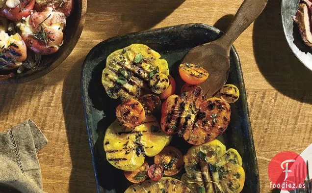 Tomates De Herencia Carbonizados Con Hierbas Frescas