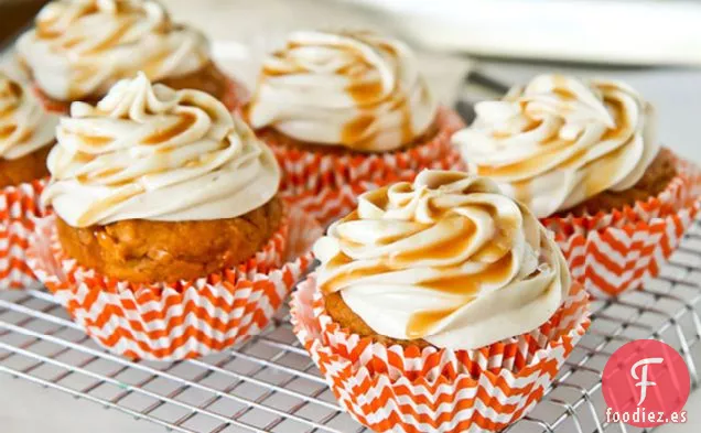 Cupcakes de Calabaza con Caramelo y Glaseado de Queso Crema con Canela y Caramelo