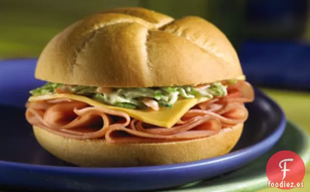 Sandwich de Ensalada de Col de Dijon y Jamón Descarado