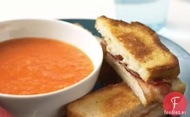 Sopa De Tomate Con Tostadas De Queso Y Tocino