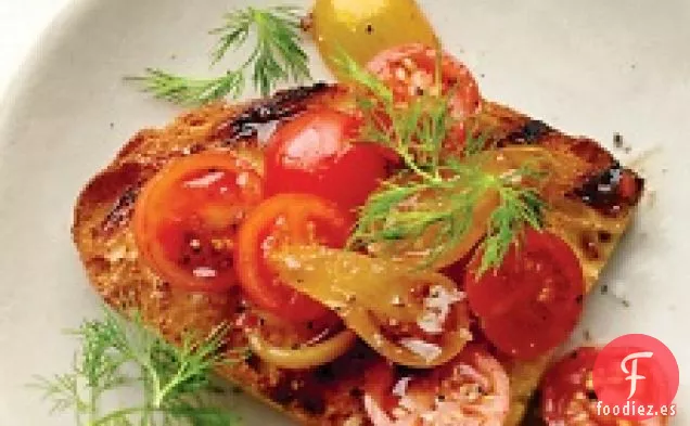 Tomates Mezclados Con Bruschetta Balsámica Y De Eneldo