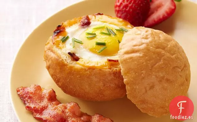 Huevo con queso en un tazón