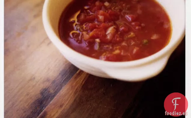 Sopa De Tomate Con Cebolla Roja Y Tallos De Cilantro