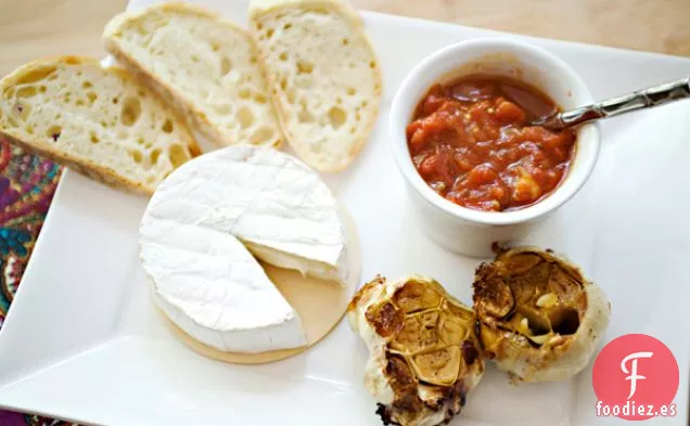 Brie, Ajo Asado Y Chutney De Tomate
