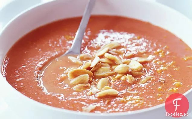 Sopa Cremosa de Tomate con Almendras Tostadas