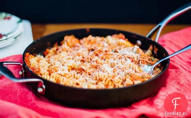 Sartén de Pollo y Pasta con Tres Quesos