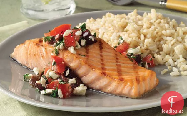 Salmón a la Parrilla con Salsa Mediterránea