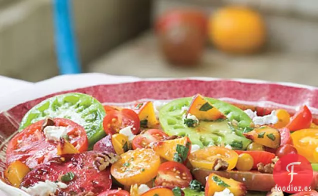 Tomates de herencia con Duraznos Frescos, Queso de Cabra y Pacanas