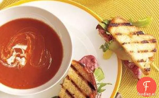 Sopa De Tomate Con Carne Asada, Queso Cheddar Y Panini De Rábano Picante