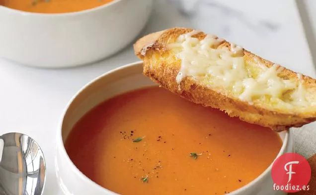Sopa de Tomate Ahumado con Tostadas de Gruyère
