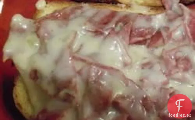 Carne De Res En Trozos Cremosos En Tostadas
