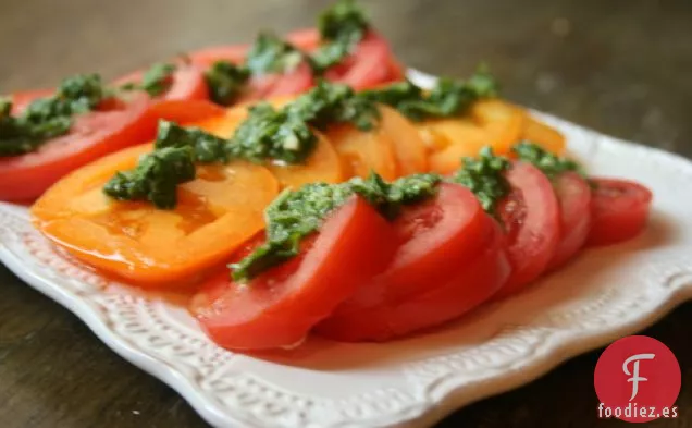 Tomates Frescos Con Llovizna De Albahaca