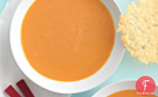 Sopa de tomate Asado Con Obleas De Parmesano