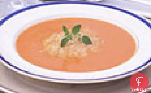 Sopa de tomate Asado Con Obleas De Parmesano