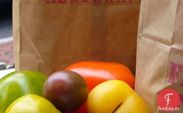 Tomates Greenmarket Con Emulsión De Albahaca Y País De Trigo Integral