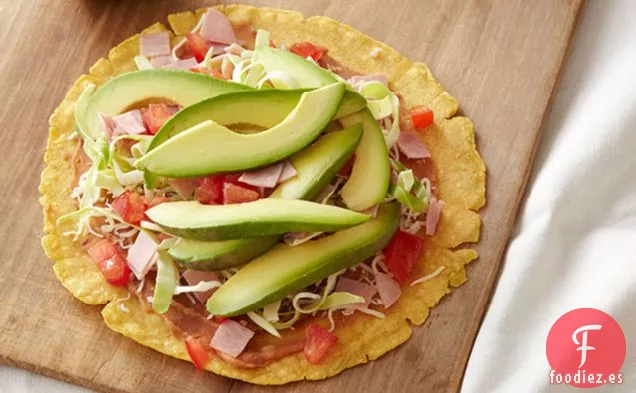 Tlayudas de Jamón con Queso y Frijoles Refritos