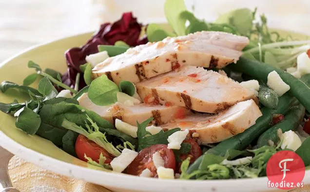 Ensalada de Pollo Rústico con Verduras de Primavera