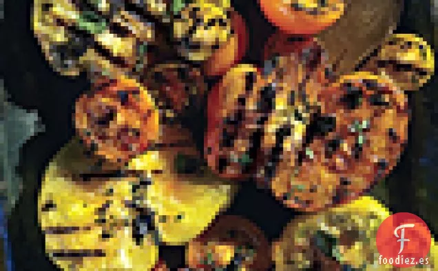 Tomates de Herencia Carbonizados con Hierbas Frescas