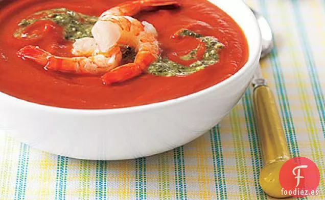 Sopa de Tomate Fría con Camarones y Pesto
