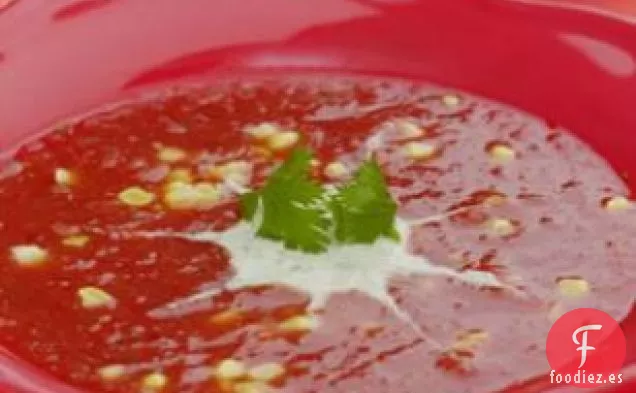 Sopa De Tomate Fría Con Remolino De Cilantro y yogur