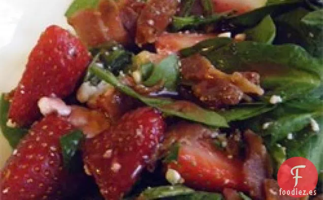 Ensalada de Espinacas y Fresa Con Queso Feta y Tocino