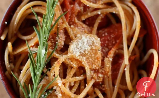Pasta De Trigo Integral Con Tomate, Romero y Ralladura De Limón